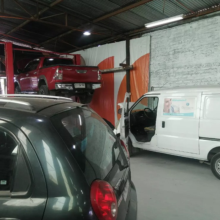 Escáner automotriz avanzado de nivel OEM ejecutando lectura de códigos en la centralita electrónica
